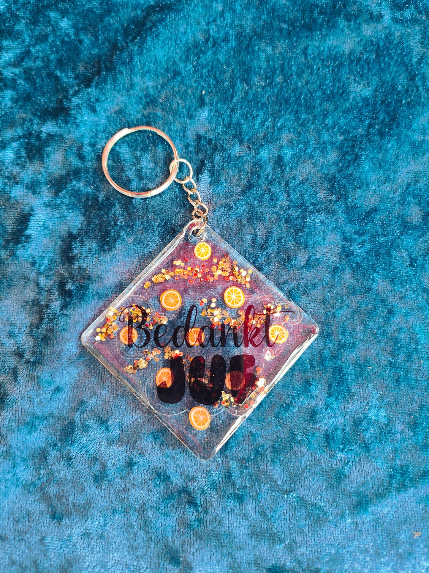 Bedankjes voor juf & meester – handgemaakte epoxy sleutelhangers met een glimlach 🍎✏️