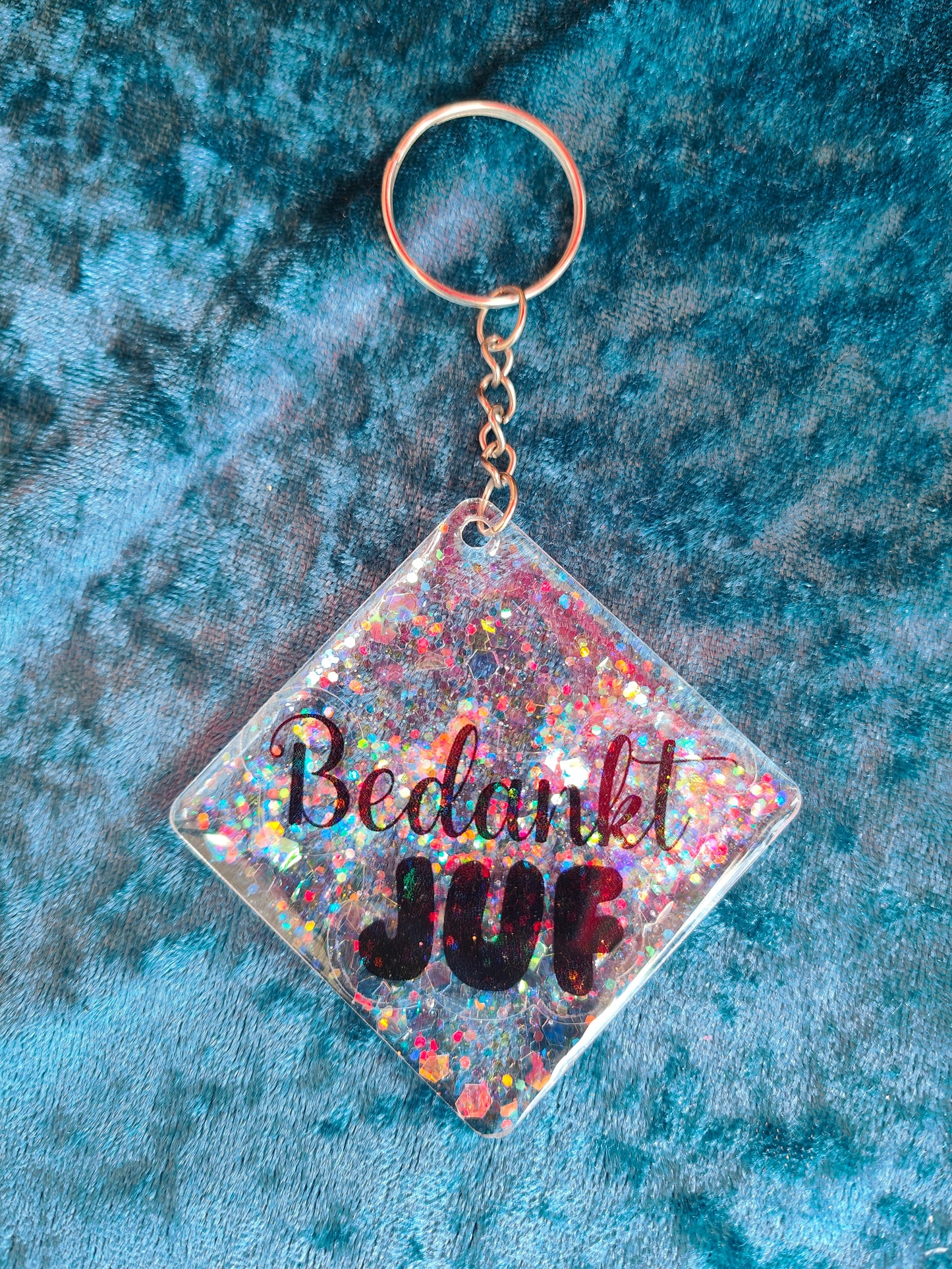 Bedankjes voor juf & meester – handgemaakte epoxy sleutelhangers met een glimlach 🍎✏️