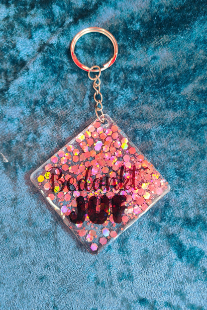 Bedankjes voor juf & meester – handgemaakte epoxy sleutelhangers met een glimlach 🍎✏️